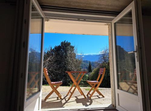 Chambre spacieuse vue sur le Ventoux