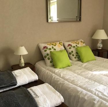 chambre spacieuse dans maison de ville avec jardin