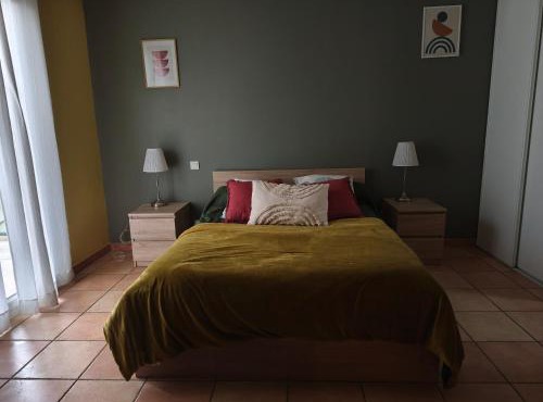 Chambre spacieuse avec bureau et balcon