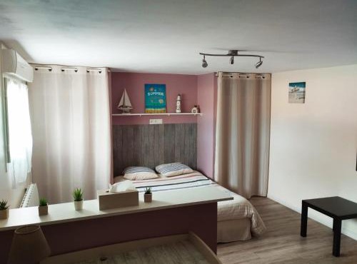 Chambre spacieuse agréable fonctionnelle avec acces au wifi