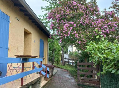 Chambre spatieuse avec grand lit.