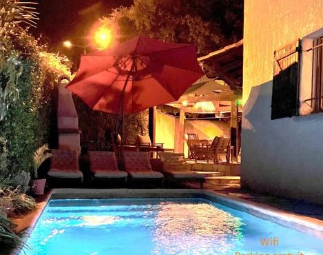 Chambre, terrasse et piscine de l'Impasse du Pressoir