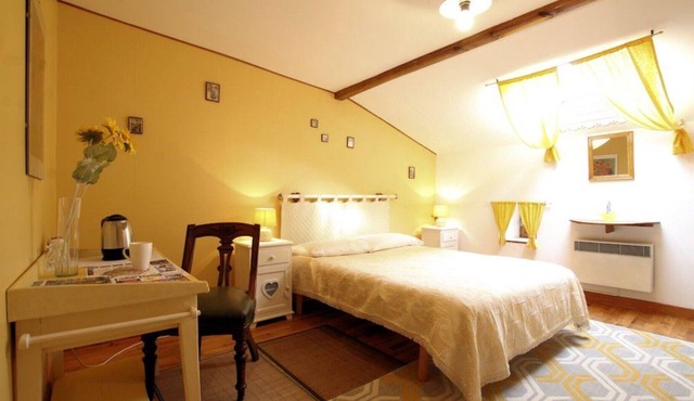 “Chambre Tournesols” Guest Room with Shared Terrace, Garden, and Wi-Fi