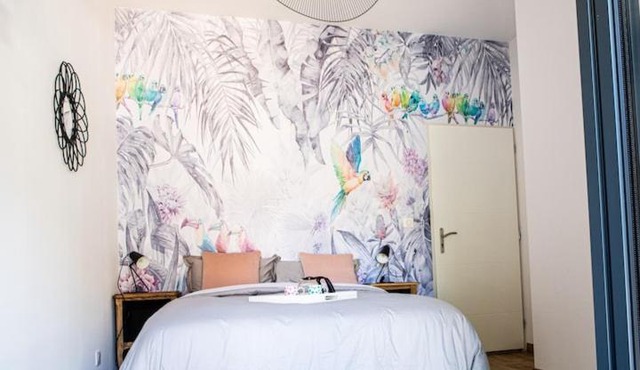 Chambre tropicale privée au coeur d'un village calme et proche du vignoble