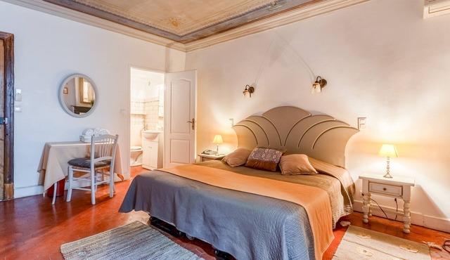 Chambre "Vieille France" avec piscine, jardin et charme provençal à Collias