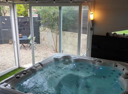 Chambres d'hôtes & jacuzzi - A l'ombre des amandiers