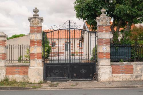 Chambres d'hôtes de charme LE LOGIS ROUGE la Rochelle, Vendée, Ile de Ré, Marais Poitevin, calme mer campagne piscine