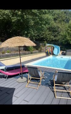 Chambres dans maison avec piscine toboggan aquatique et spa