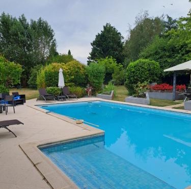 Chambres privées dans une maison avec piscine