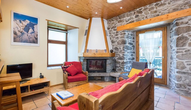 Chamonix centre 2BR - Fireplace, stone walls, balcony with View of Mont Blanc