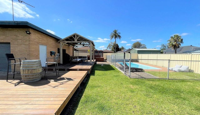 Champagne by the Pool - Gateway to the Hunter Valley