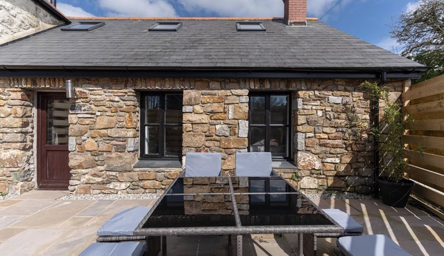 Champagne Cottage - modern & elegant retreat, sleeps 2+2, parking & EV charging