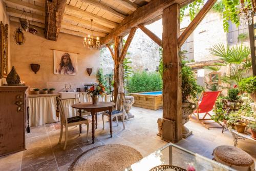 CHAMPAGNE HOUSE- Oasis de luxe & de charme - coeur de ville - 10-12 pers - piscine, cuisine d'été, patio, bar & piano