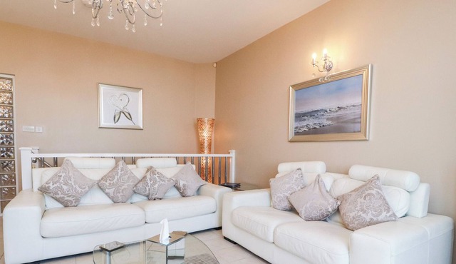 CHAMPAGNE SUITE, country holiday cottage, with a garden in Bispham