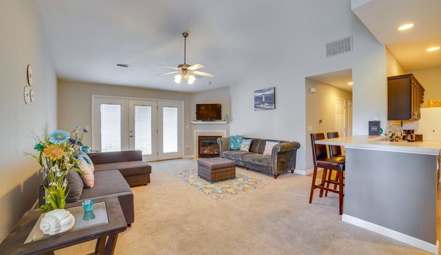 Champaign Condo w/ Amenity Access Near University!