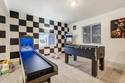 Champion Court Family Escape w Epic Game Room
