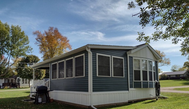 Champlain Island Escape - Cozy home in small waterfront community