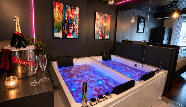 Champs‑Elysées Loveroom & Spa