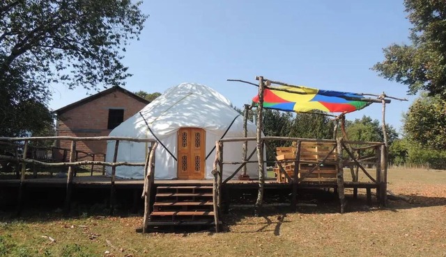 Champsac - Yurt - Sleeps 4 - Parking - Garden