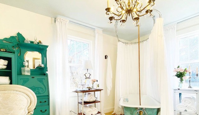 Chandelier Farmhouse King Bed Clawfoot Tub HelenGA