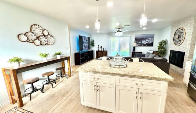 Chandelier Retreat 3BR/2BA/King Bed/85”75”32” TVs/Near Hard Rock Casino