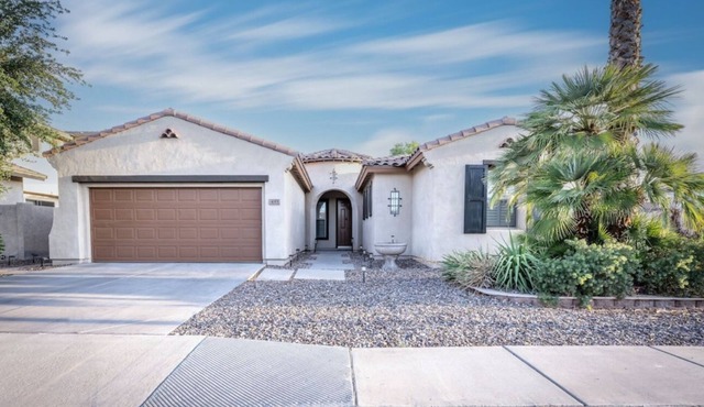 Chandler Getaway: 3BR 2BA, Pool, Pool Table, Bikes, BBQ Grill, & More