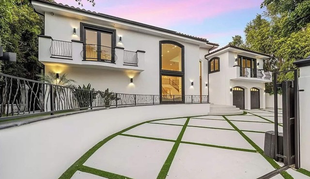Chandler Mansion - Architectural Marvel with Pool & Theater