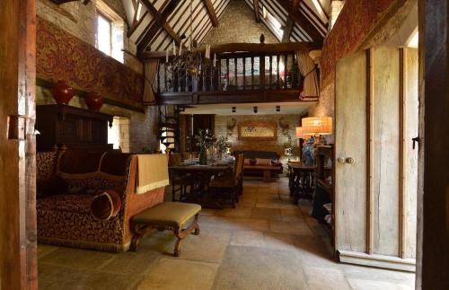 Chandlers, fabulous great hall in the heart of Castle combe