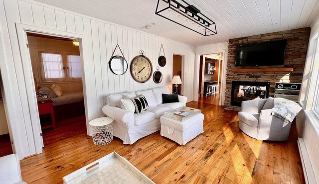 Chandos Lake Waterside Retreat