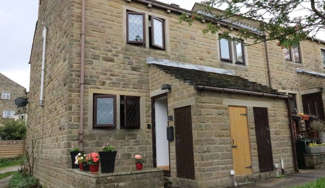CHANGEGATE COTTAGE, pet friendly, with a garden in Haworth