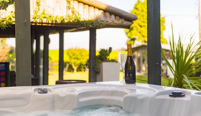 Channel View by Bloom Stays - sleeps 2 guests in 1 bedroom