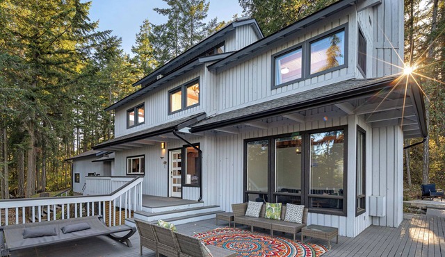 Channel View Retreat! 3 bedroom/3 bath