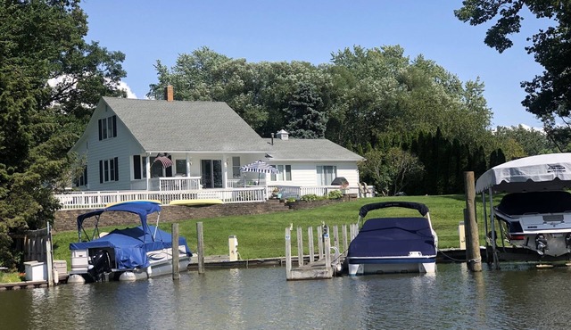 CHANNELSIDE COTTAGE! Amazing views of Muskegon Lake & 10 mts from Lake Michigan!