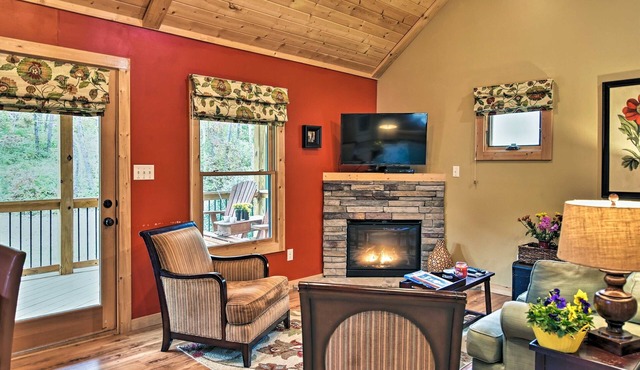 Chanterelle Cabin w/Hot Tub, Fireplace - Near Asheville!