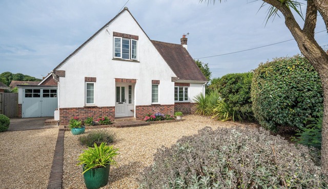 CHANTRIES, pet friendly, with open fire in Bembridge