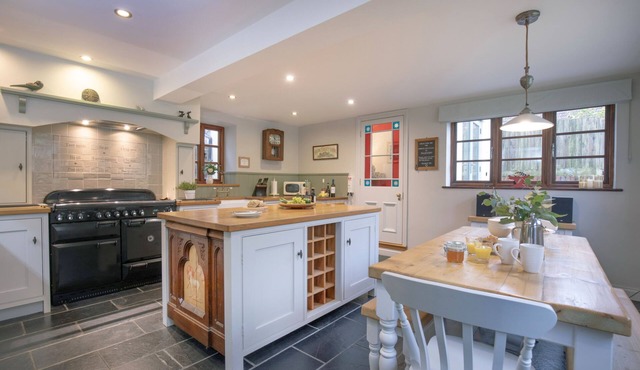 Chantry Cottage - sleeps 6 guests in 3 bedrooms