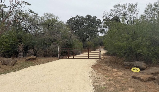 ChapaGon Getaway! 10.5 acres of peaceful country living!