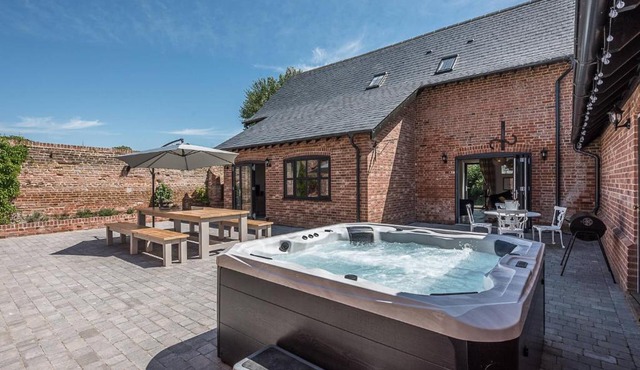 Chapel Cottage at Pond Hall Farm, Stunnning Property with Private Hot Tub, Hadleigh