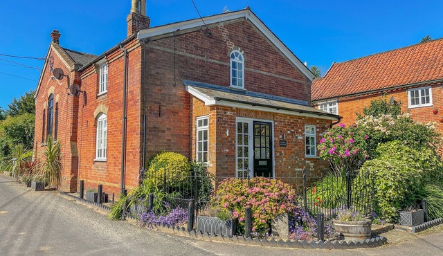 CHAPEL COTTAGE, NEWBOURNE, pet friendly, with open fire in Woodbridge