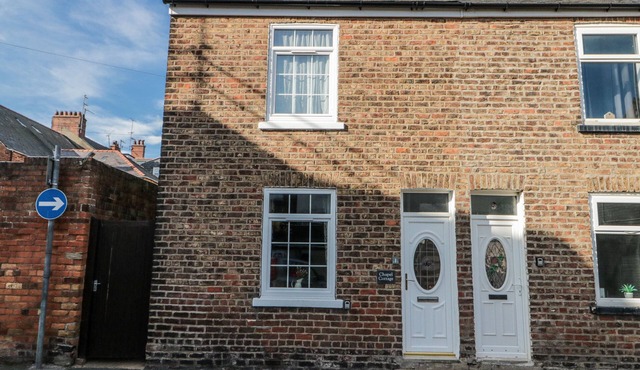 CHAPEL COTTAGE, pet friendly, character holiday cottage in Filey