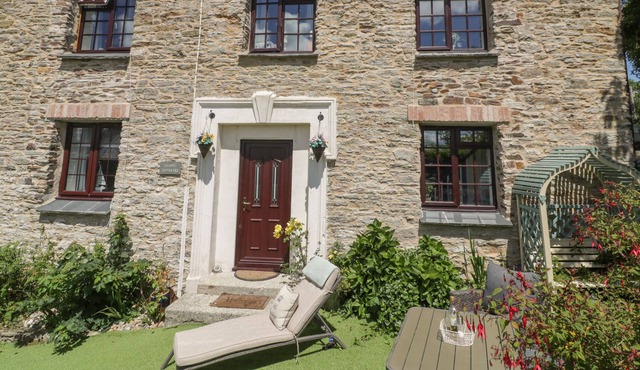 CHAPEL COTTAGE, pet friendly, luxury holiday cottage in Tywardreath