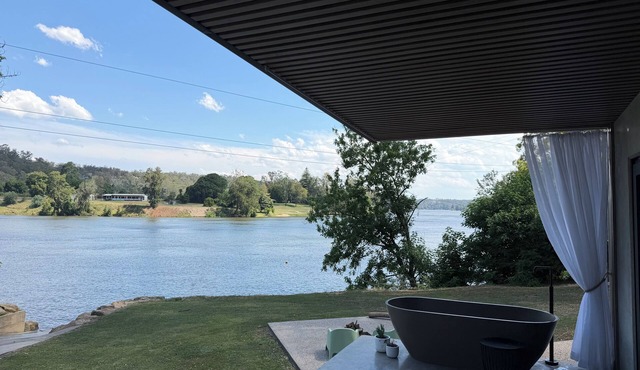 Chapel Cove - Luxury Waterfront tiny house with Private boat ramp and beach