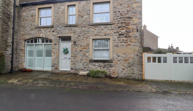 CHAPEL CROFT, pet friendly, with hot tub in Long Preston