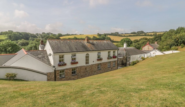 CHAPEL GREEN, pet friendly, character holiday cottage in Polgooth