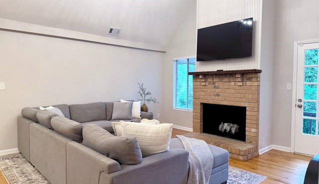 CHAPEL HAVEN 6 Bedrooms 4 Bathroom 8 Beds 2-Unit Home 2 Kitchens