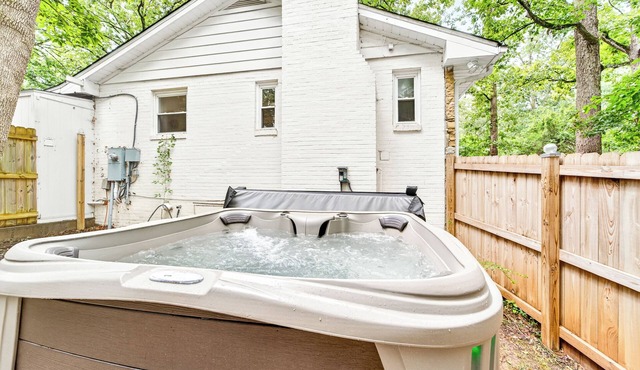 Chapel Hill/Durham Retreat w/Hot tub, full body massage chair, fenced dog area.