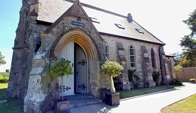 CHAPEL HOUSE, luxury holiday cottage, with a garden in Chale