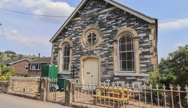 CHAPEL HOUSE, pet friendly, character holiday cottage in Glyn Ceiriog