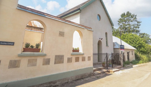 CHAPEL HOUSE, pet friendly, character holiday cottage in North Tawton