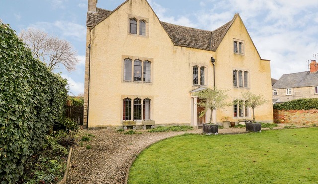 CHAPEL HOUSE, pet friendly, with a garden in King's Stanley